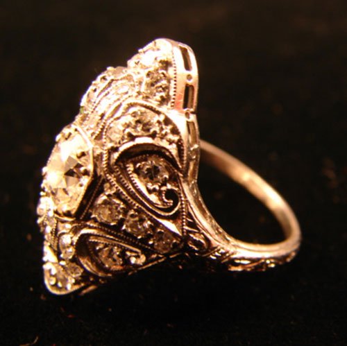 Edwardian Diamond Ladies Ring. Mounted in platinum. - 2