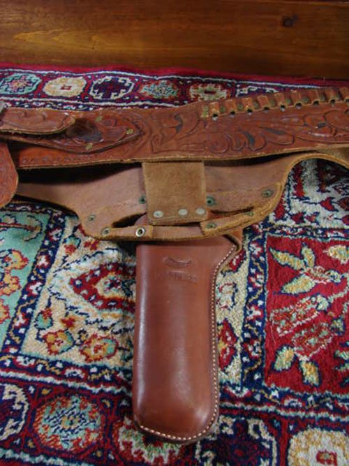 Elaborately Tooled Leather Pistol Holder. Holster m - 5