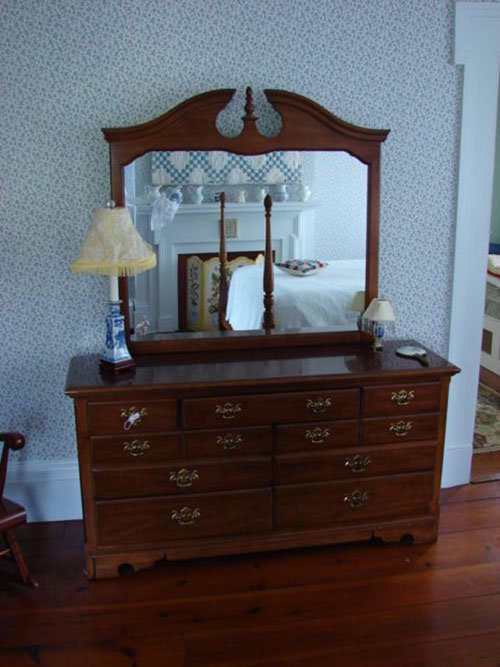 Thomasville Cherry Seven Drawer Low Chest with mir