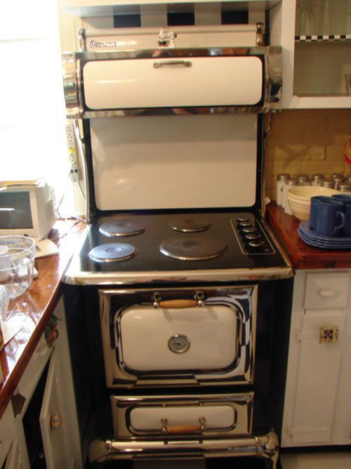 055A: Heartland 30" Electric Range. Excellent Working C: Heartland 30" Electric Range. Excellent Working Condition. White Porcelain. Made in Ontario, Canada. Based upon Early 20th c. range design. This is considered a "High End" Range in Culinary Circles. 5