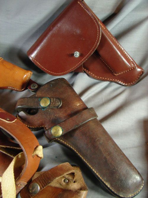 042A: Ten Vintage / Modern Pistol Holsters - 3