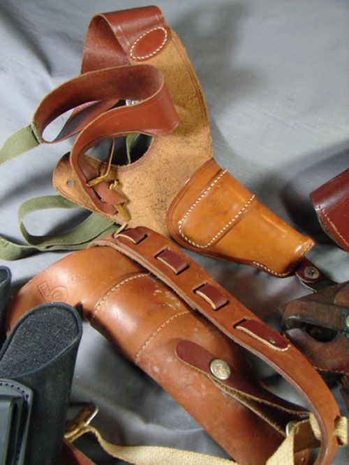 042A: Ten Vintage / Modern Pistol Holsters - 4