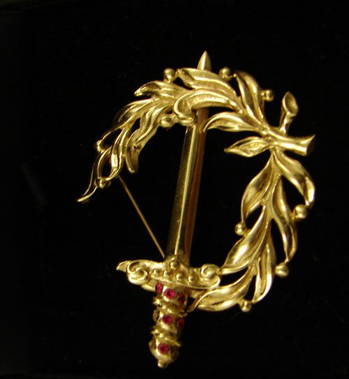 14k Yellow Gold Brooch / Pin with Sword and Wreath. - 2