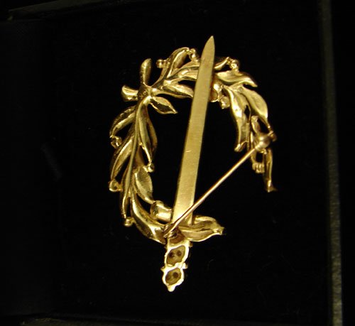 14k Yellow Gold Brooch / Pin with Sword and Wreath. - 3