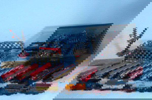 Lionel Train Set including trains, tracks, bridges: Lionel Train Set including trains, tracks, bridges, switches, etc