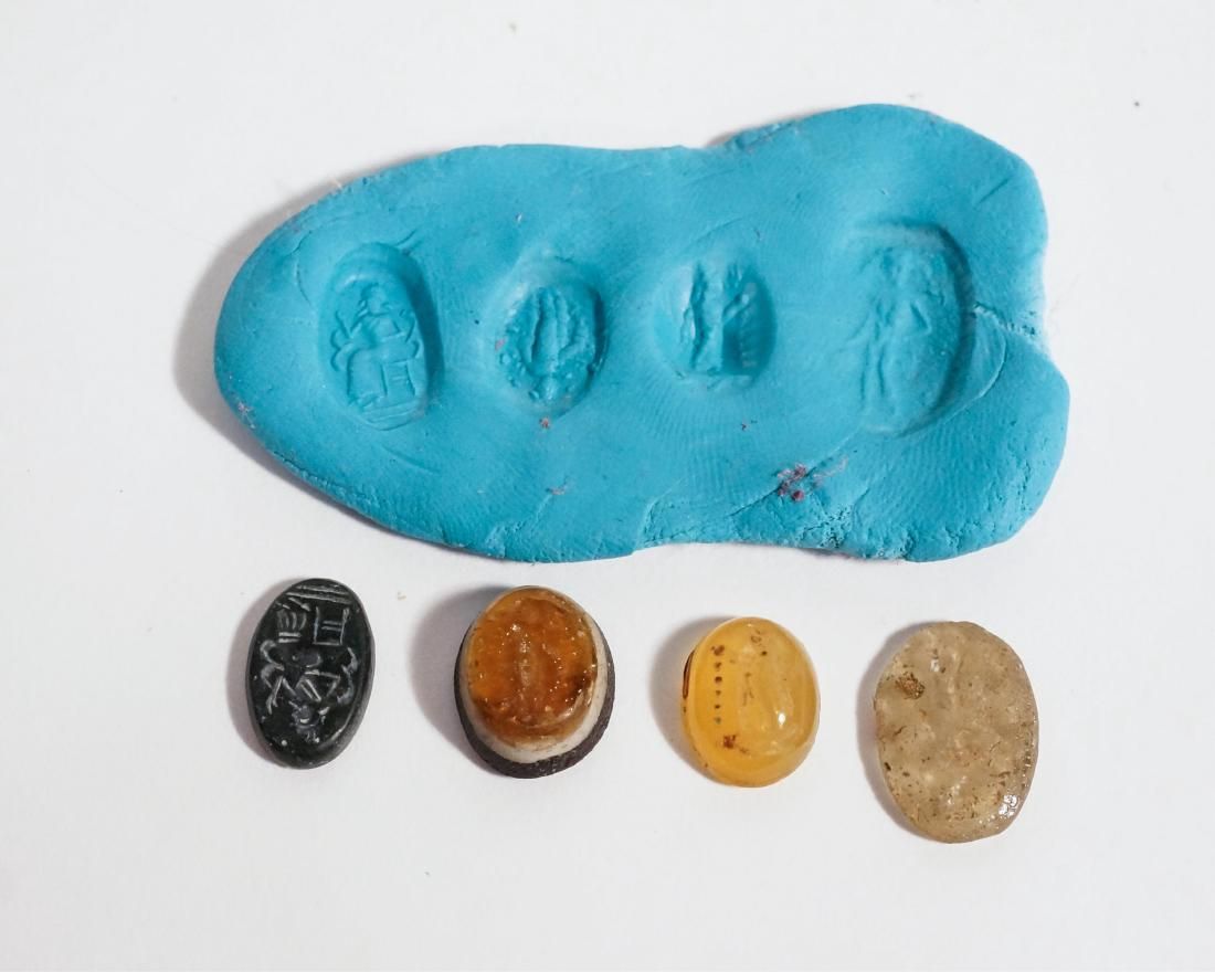 GROUP OF 4 ANCIENT ROMAN AGATE INTAGLIO: probably 1st And -3rd century AD Provenance: Ex NY private collector. width: 9.32mm - 11.72mm.