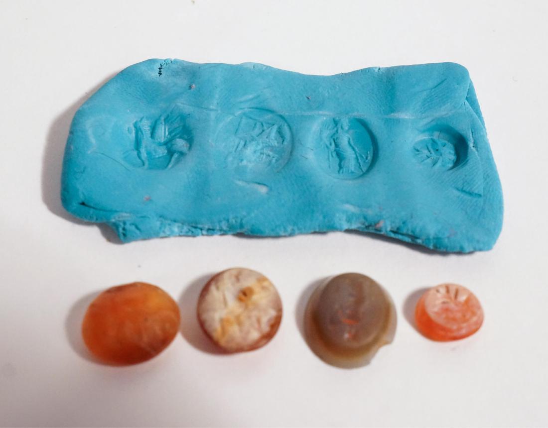 GROUP OF 4 ANCIENT ROMAN AGATE INTAGLIO: probably 1st And -3rd century AD Provenance: Ex NY private collector. width: 9.32mm - 12.94mm.