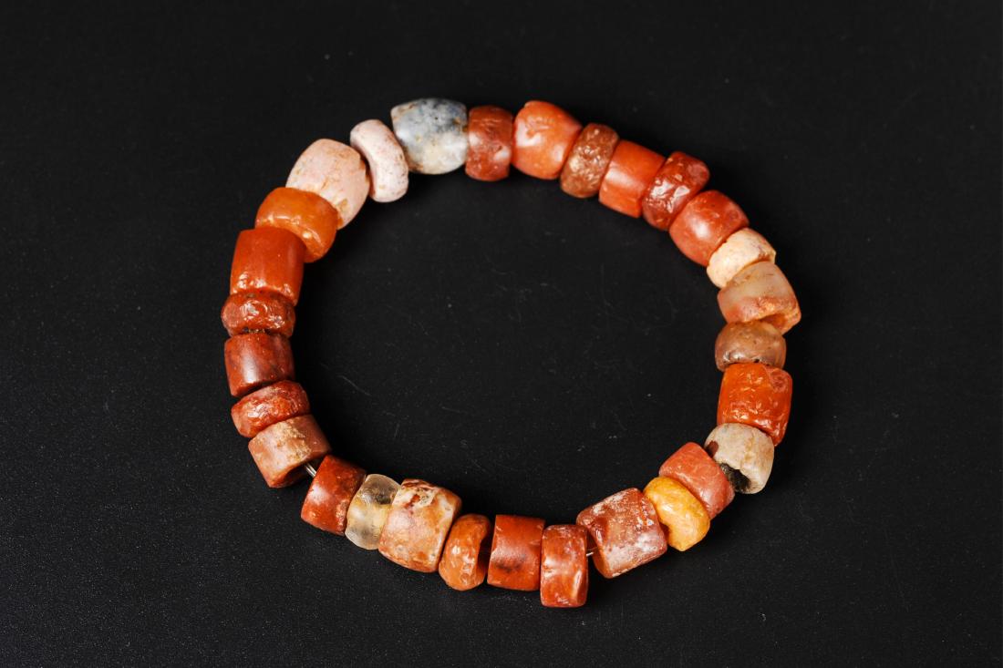 CHINESE AGATE BEADS BRACELET: western zhou dynasty. bead diameter: 0.4inches bead diameter: 1 cm.