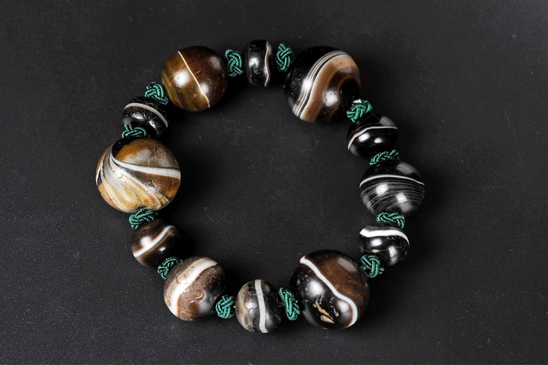 CHINESE TIBETAN AGATE BEADS BRACELET: han dynasty. bead diameter: 2?biggest?bead diameter: 1.2?smallest? cm.
