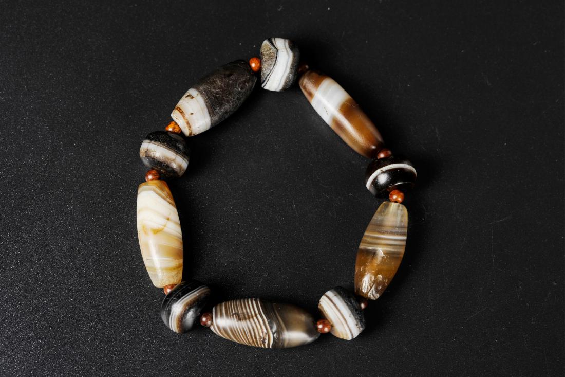 CHINESE TIBETAN AGATE BEADS BRACELET: han dynasty. length: 1inches bead diameter: 0.4inches length: 2.5 cm, bead diameter: 1.1 cm.