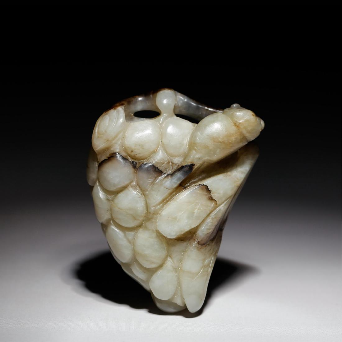 CHINESE GRAY JADE GRAPEVINE AND SQUIRREL: Height: 2inches Width: 1.5inches thicknessness: 0.9inches Height: 5.1cm Width: 3.7cm thicknessness: 2.2cm Weight: 54g