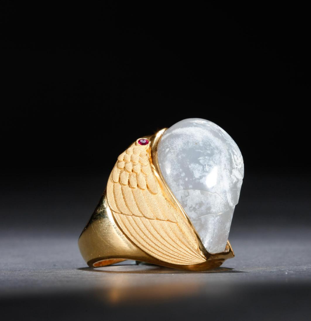 CHALCEDONY DUCK AMULET SET IN AN 18K GOLD RING WIT: Neo-babylonian (7th - 6th Century AD), setting newly made Material: Chalcedony, gold. 1.9cm inner diameter 25g gold . Condition: Intact.
