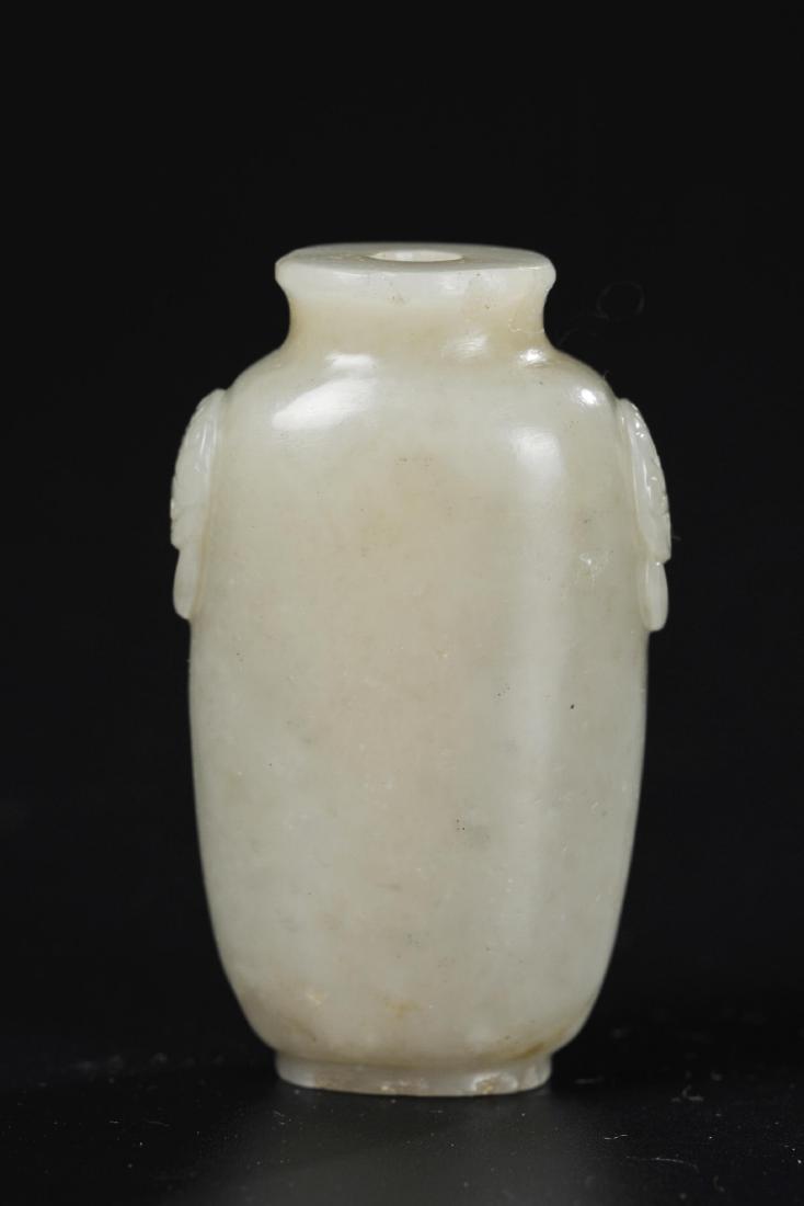 CHINESE QING DYNASTY CELADON JADE SNUFF BOTTLE: 3.3 X 2.2 X 5.5cm, Weight: 51.3g.