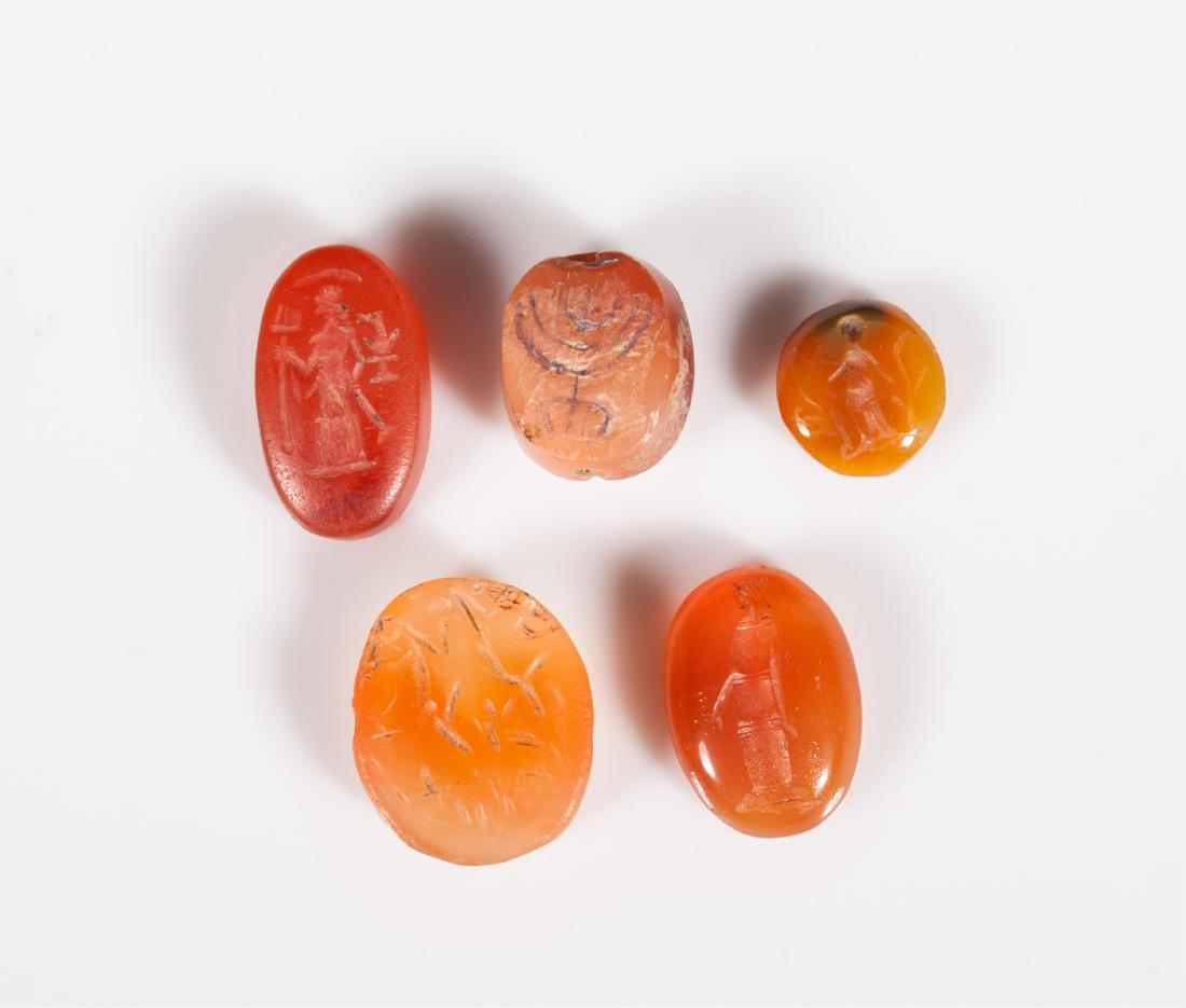GROUP OF 5 ANCIENT AGATE INTAGLIO: Group Of 5 Ancient Agate Intaglio Circa 100ad-300ad. Ex Private NY Collector. Diameter: 0.7in, 0.4in.