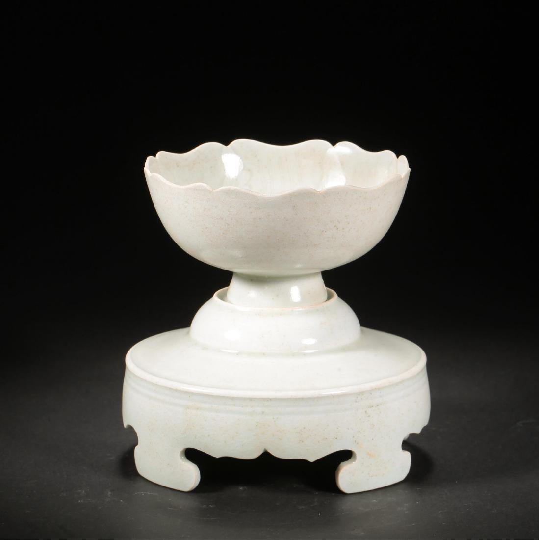 CHINESE MING DYNASTY PORCELAIN BOWL WITH STAND: diameter 3.9 inches. height 4.3 inches. diameter 10cm height 11cm Condition: good Condition overall.