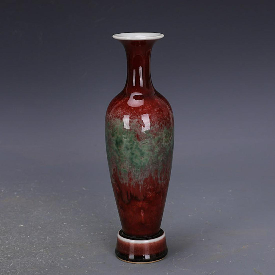 Chinese Peach Bloom Glazed Porcelain Vase: A willow-leaf vase from the in China. The red glazed surface is decorated with green. The height is 21.6cm, the diameter is 4.8cm, the diameter of the belly is 6.8cm, and the bottom diameter is 5.2cm.
