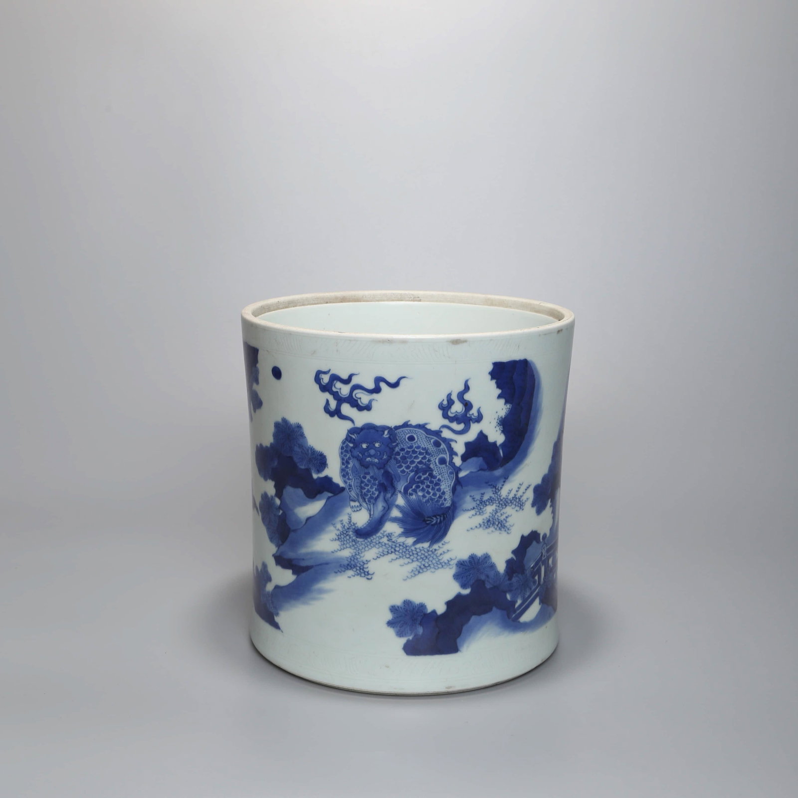 A BLUE AND WHITE PORCELAIN BRUSH POT: A BLUE AND WHITE PORCELAIN BRUSH POT. Height: 8.3 inches. Width: 8.3 inches. Height: 21cm Width: 21cm