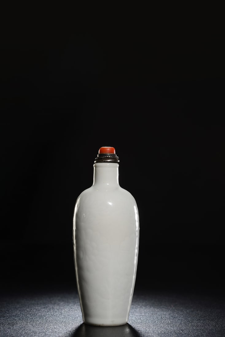 18TH C. WHITE GLAZED ANHUA SNUFF BOTTLE: 18TH C. WHITE GLAZED ANHUA SNUFF BOTTLE 18ä¸–çºªç™½é‡‰æš—åˆ»çš®çƒèŠ±é¼»çƒŸå£¶ Height: 2.7 inches. 6.75cm é«˜67.5mm, ç›´å¾„28.5mm, å¤–å£11mm, å