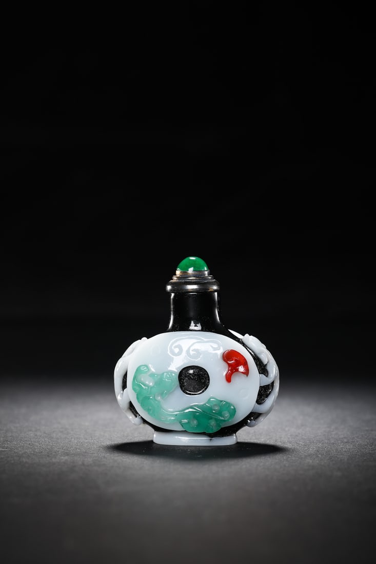 18TH C. A THREE-COLOR OVERLAY BLACK GLASS SNUFF BOTTLE: 18TH C. A THREE-COLOR OVERLAY BLACK GLASS SNUFF BOTTLE 18ä¸–çºªé‡å¤å¥—å¤šè‰²æ–™é¼»çƒŸå£¶ Height: 1.5 inches. 3.74cm é«˜37.4mm, å®½40.7mm, åŽš24mm, å¤–