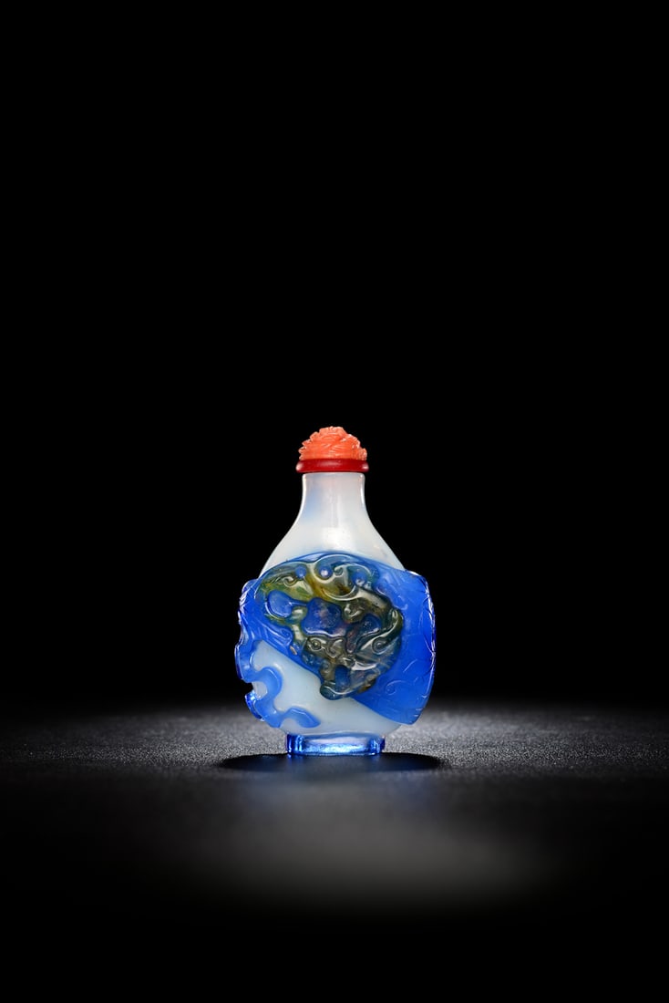A CHINESE CHILONG OVERLAY GLASS SNUFF BOTTLE, 18-19 CENTURY: A CHINESE chilong overlay glass snuff bottle, 18-19 CENTURY….......Height: 2 inches. Width: 1.4 inches. Length: 0.8 inches. Height: 4.97cm Width: 3.6cm Length: 2.14cm