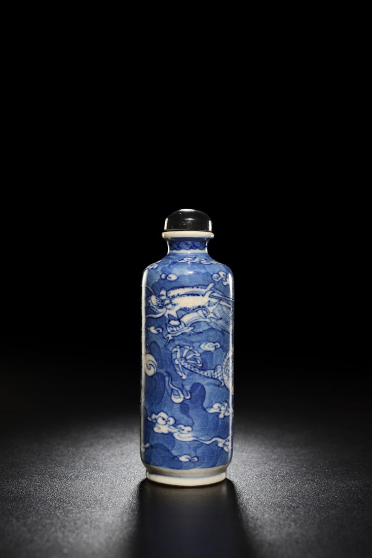 A CHINESE BLUE WHITE DRAGON SNUFF BOTTLE, 18-19 CENTURY: A CHINESE blue white dragon snuff bottle, 18-19 CENTURY….......Height: 3.1 inches. Diameter: 1.2 inches. Height: 7.75cm Diameter: 2.93cm