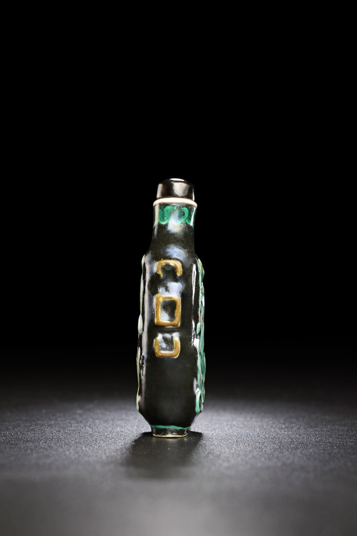 Qing Dynasty Famille Noir Chilong Snuff Bottle: purchase from Robert Kleiner, london in 1998 height: 2.6 inches. height: 6.7cm
