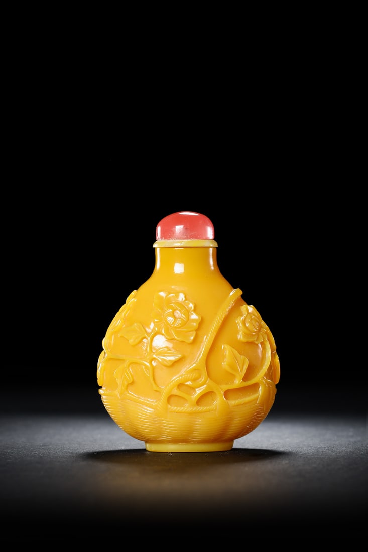 A YELLOW GLASS 'FLOWER BASKET' SNUFF BOTTLE, 19th C.: purchased at 2019.6.25 bonhams lot 126. Provenance: William A Parker, Jr. height: 2.5 inches. height: 6.23cm