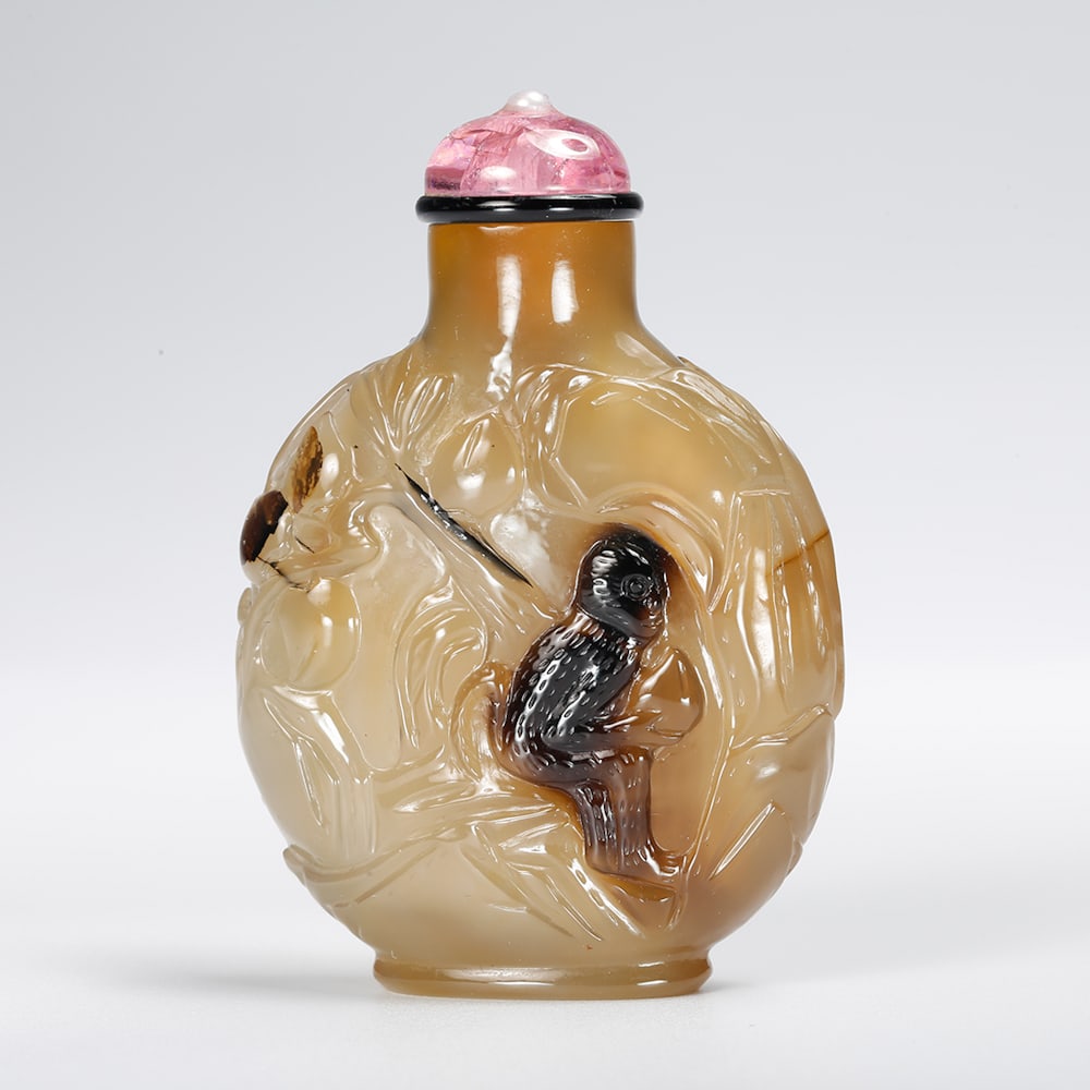 Chinese Agate Carved Snuff Bottle: height: 2.5 inches. height: 6.4cm