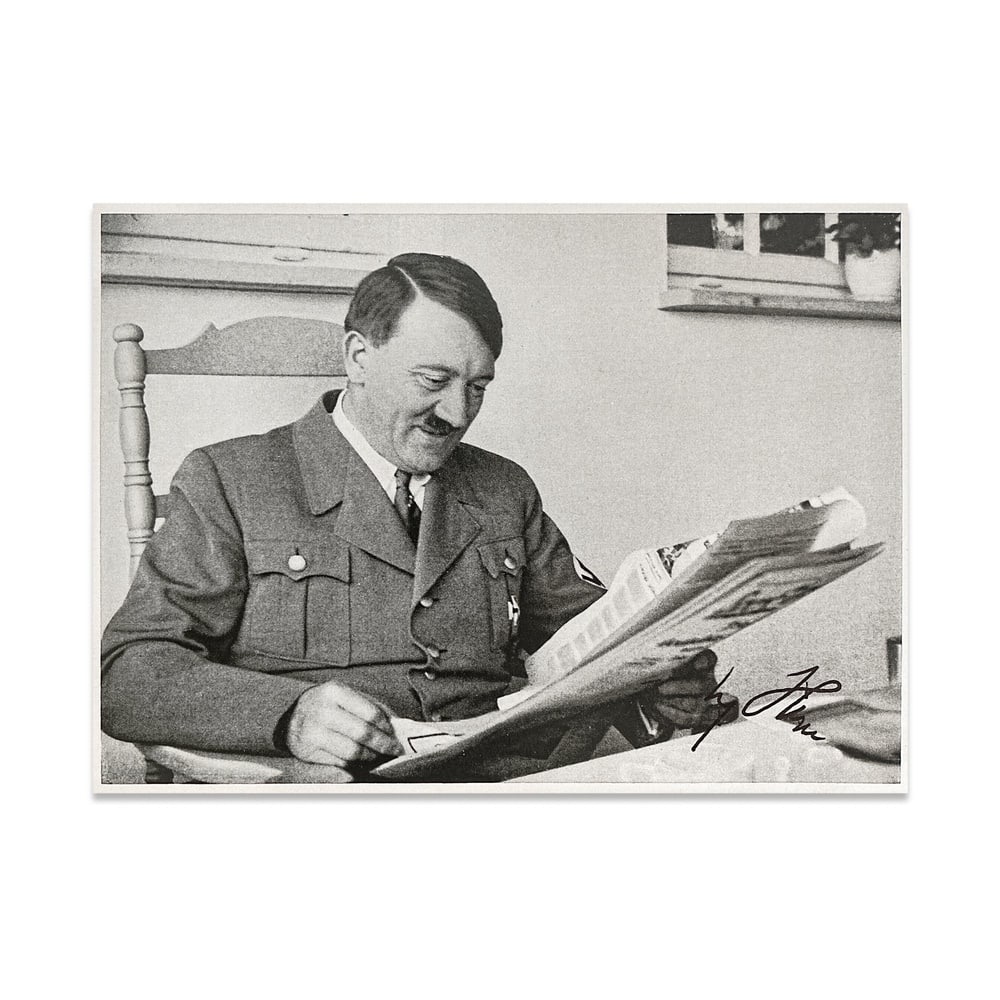 ADOLF HITLER SIGNED COLLECTOR CARD("GUTE NACHRICHT" SERIES, SAMMELWERK NR.15): 6 5/8 x 4 5/8 in (16.8 x 11.8 cm) A signed Adolf Hitler collector card from the Sammelwerk Nr.15 series, titled "Gute Nachricht," represents a well-preserved and visually engaging example of Third