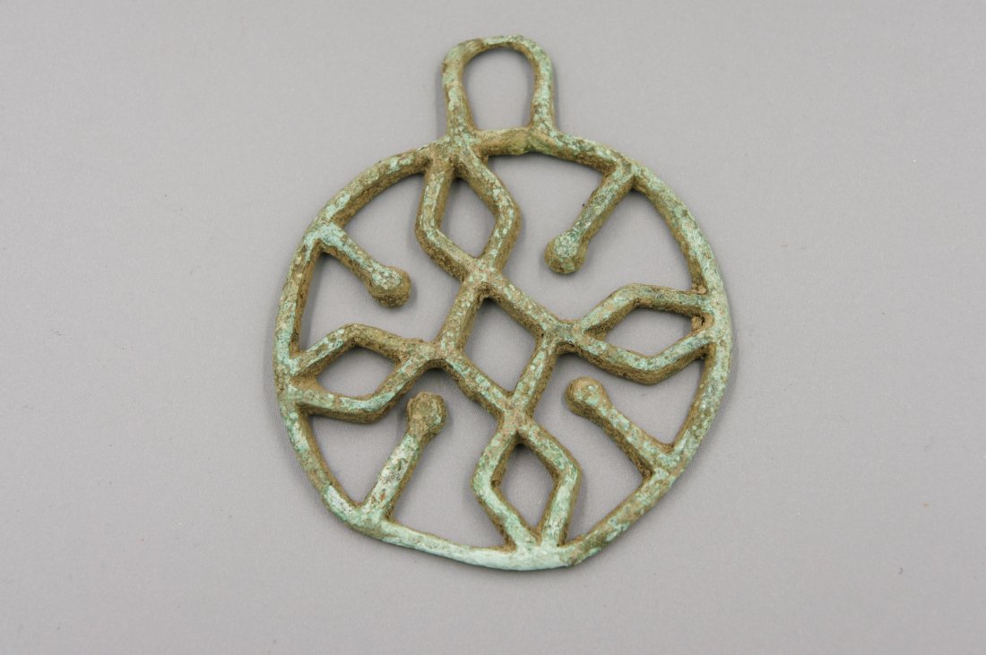 HAN DYNASTY BRONZE PENDANT: 1-2 century, 8.8 cm height