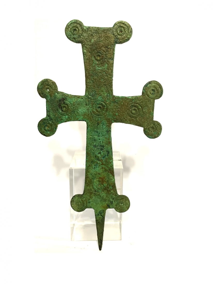 ANCIENT BYZANTINE EMPIRE BRONZE CROSS: Ancient Byzantine Empire Bronze cross. 8th - 11th century AD, nice detail and green patina . Size : 16 cm x 8 cm New York Private collection.