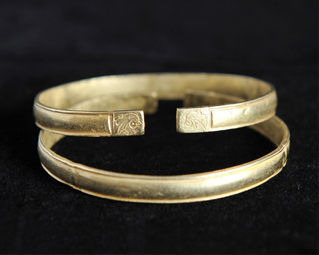 A PAIR OF GOLD BANGLE, MING DYNASTY: ming dynasty, Inner diameter: 58mm, thickness:. 1.8mm paired Total weight: 51.4 g Inner diameter: 58mm, thickness:. 1.8mm paired Total weight: 51.4 g Provenance: Long Island Estate