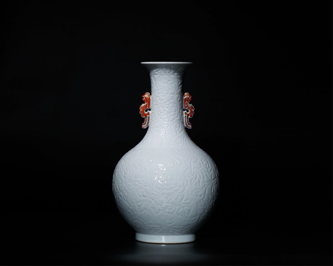 CHINESE CELESTE BLUE GLAZE TWIN EAR DRAGON VASE: Qing dynasty high: 29.7cm, bottom foot diameter: 10cm, belly diameter: 18cm, diameter of the mouth: 9cm