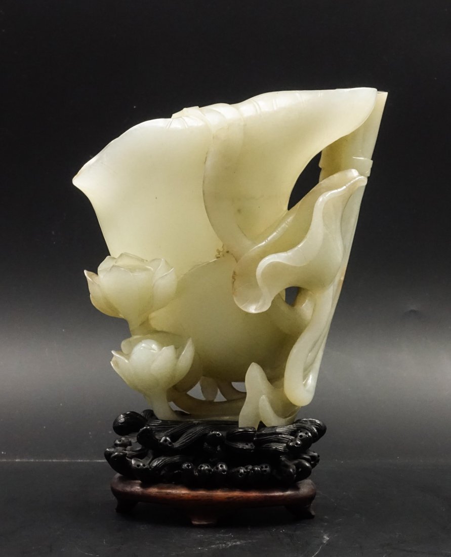 CHINESE JADE CAVED LOTUS MOTIF CUP WITH STAND: Ming dynasty. natural hairlines. Width: 12.5 cm, Height: 13.5 cm.