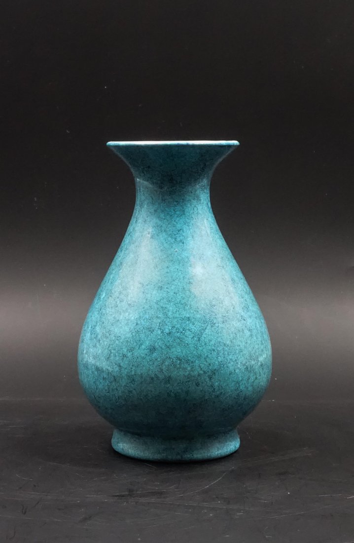 CHINESE ROBIN'S EGG GLAZED YUHUCHUN VASE: Qing dynasty Very good condition. Width: 8 cm, Height: 13 cm.