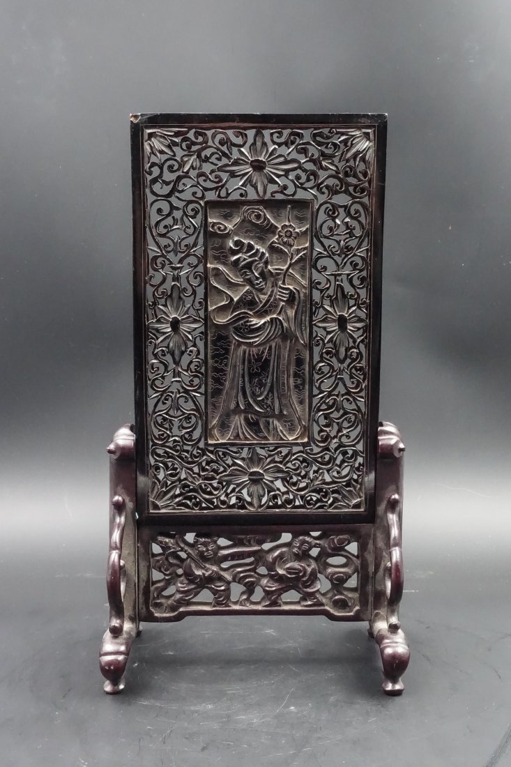 CHINESE AMBER CARVED TABLE SCREEN: Republic period Very good condition. Width: 18.5 cm, Height: 34.5 cm.