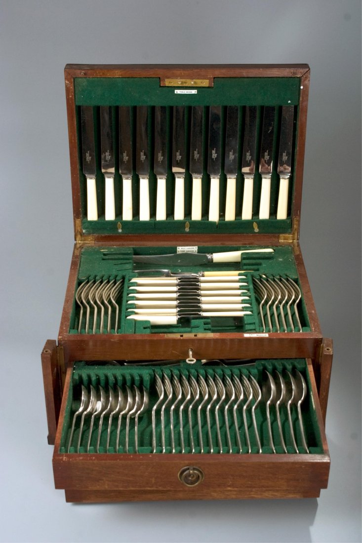 WALKER & HALL SILVER WARE SET (94 PIECES): 19th century. good condition.