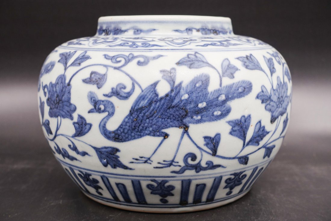 Chinese Ming Dynasty Blue And White Jar, Phoenix: Ming dynasty. Condition: good condition. Height: 13 cm.