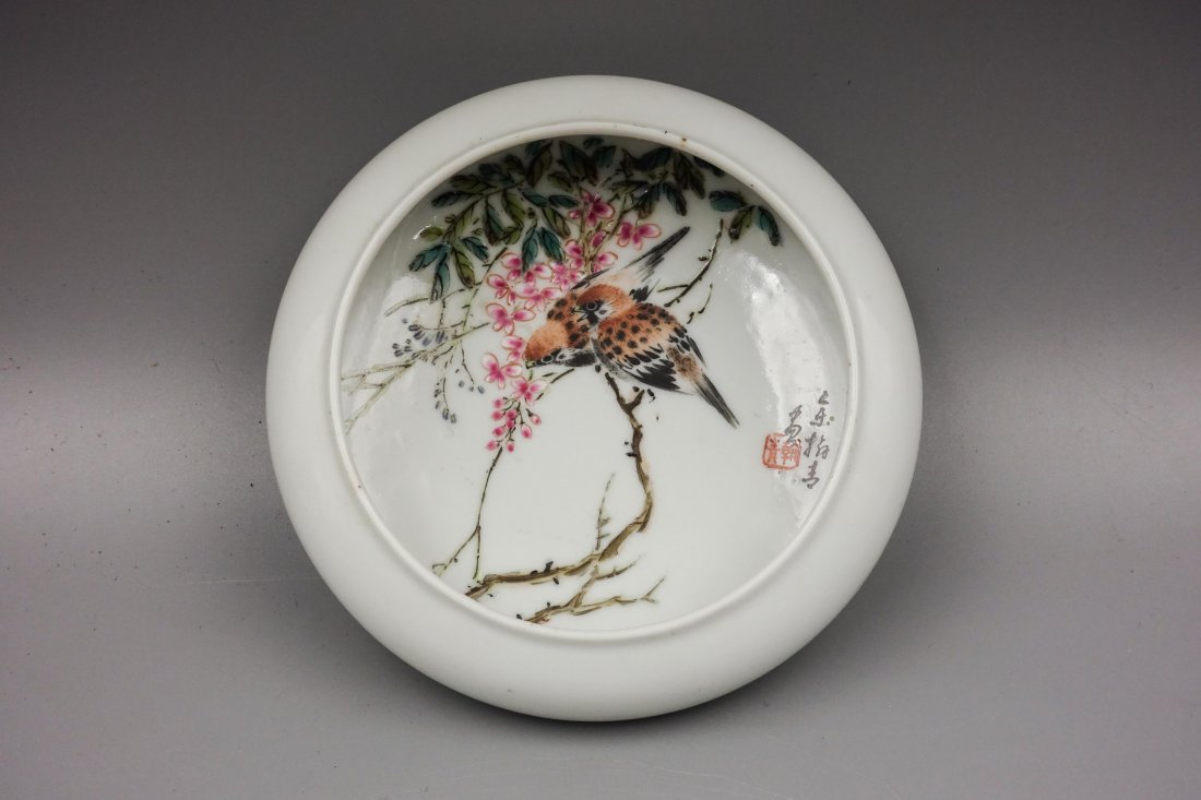 Chinese Famille Roes Porcelain Brush Washer: H: 3.3cm, D: 11.3cm, D: 8.4cm.