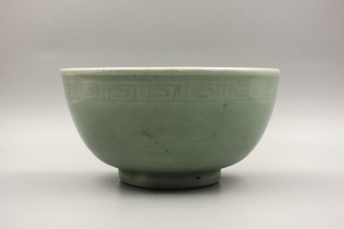 CHINESE CELADON LONGQUAN GLAZED BOWL: Ming dynasty. H: 7.5 cm. D: 14.5 cm. H: 3 inch. H: 5.8 inch. Good condition.