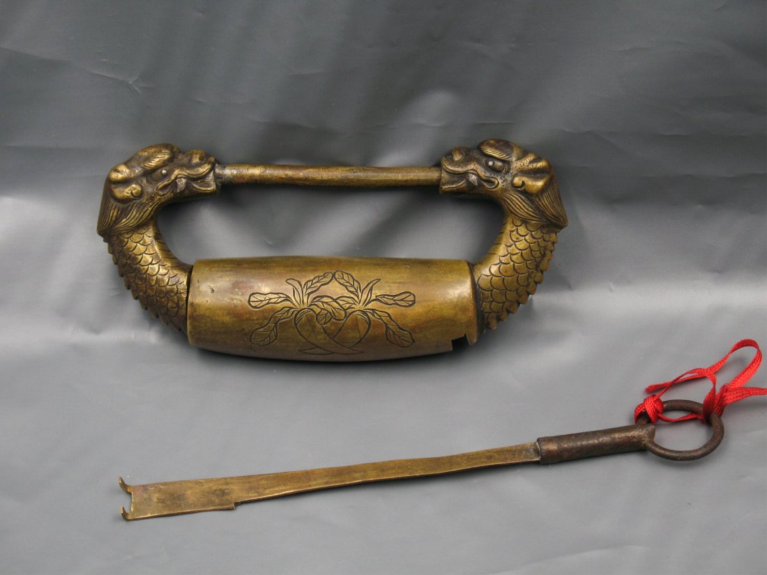 CHINESE BRONZE DRAGON LOCK WITH KEY: L: 12 cm. W: 6 cm. L: 4.8 inch. W: 2.4 inch.