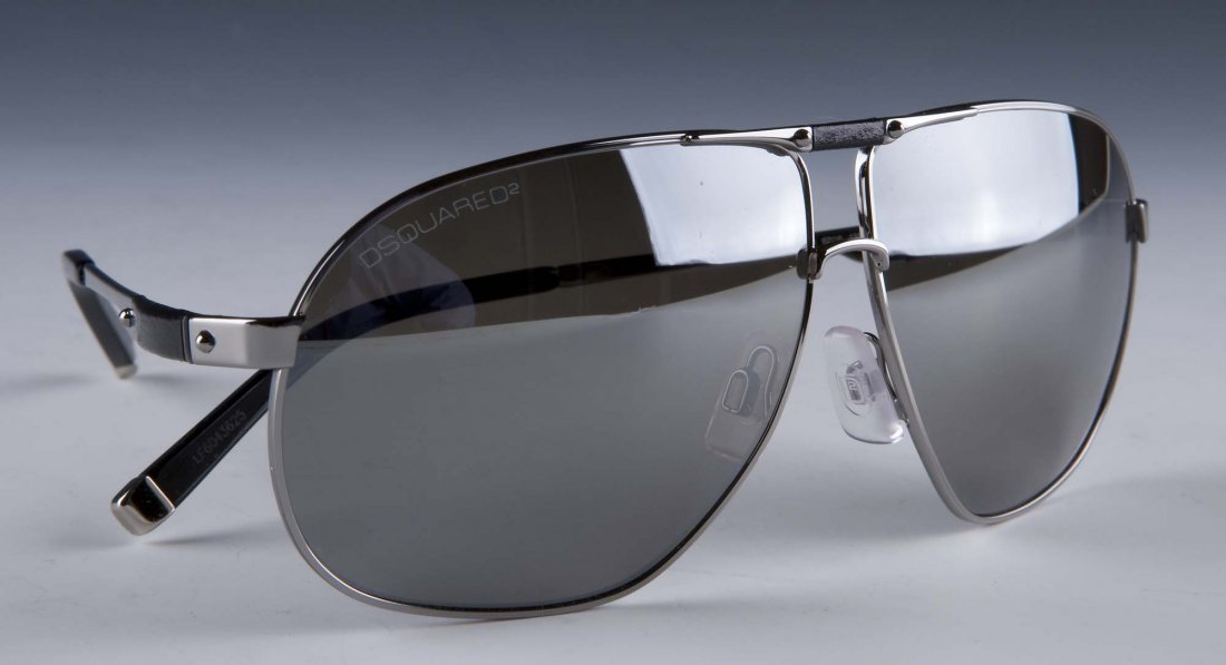 Dsquared sunglasses: Metal frame with dark mirrored drop lenses. Item comes in the original box
