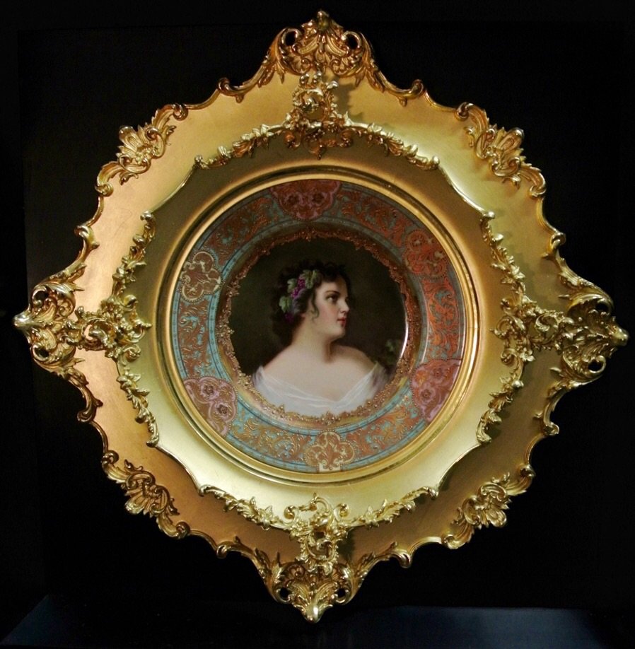 A 19TH CENTURY ROYAL VIENNA PLATE WITH AN ORNATE FRAME (1 of 3)