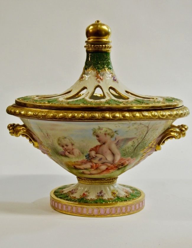 19TH CENTURY BERLIN KPM VASE AND COVER (1 of 4)