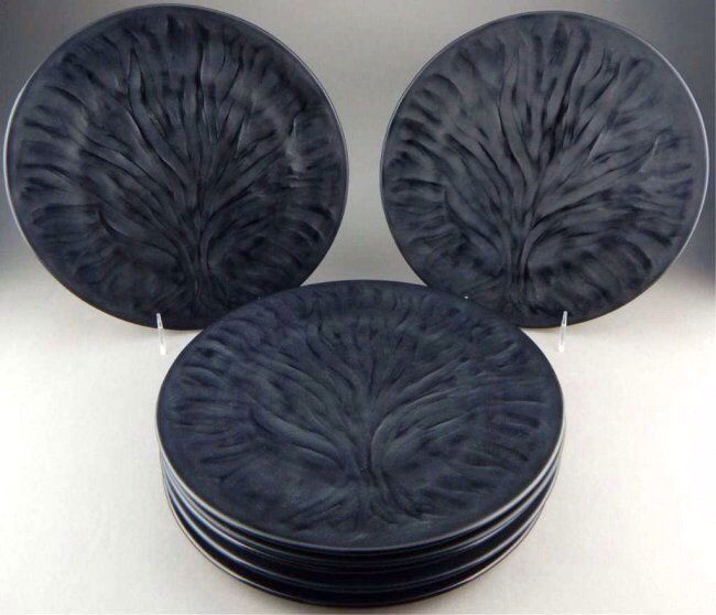 EIGHT LALIQUE CRYSTAL BLACK ALGEUS DINNER PLATES (1 of 2)