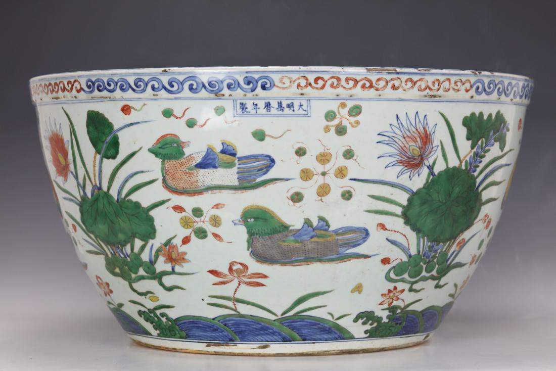 A Chinese Five Color Porcelain Big Pot With Wanli Mark (1 of 5)