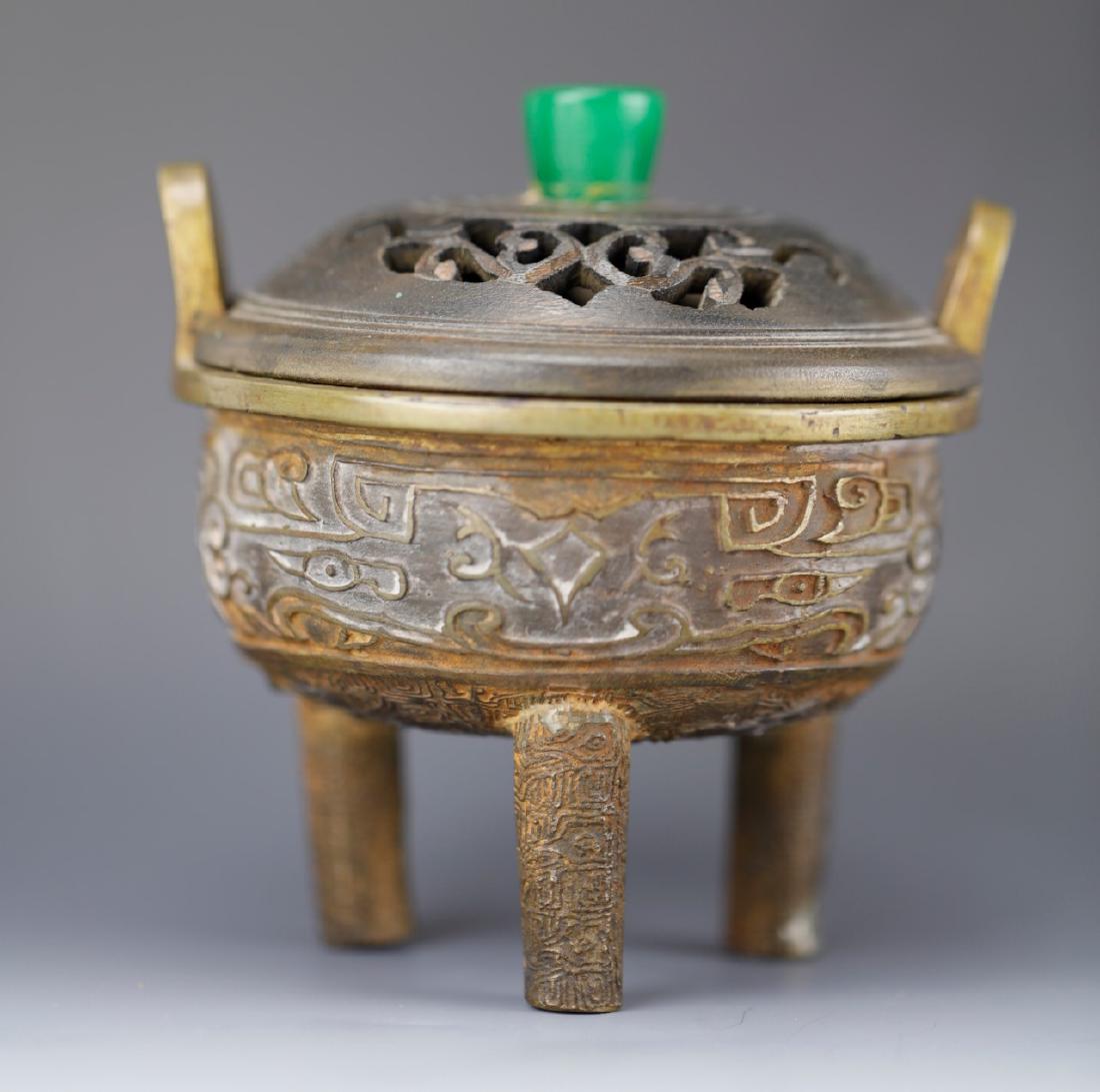 A Bronze Censer witth Cover from the 19th Century: A Bronze Censer witth Cover from the 19th Century H: 4 IN. ( 10.2 CM) W:4 1/4 IN. ( 10.8CM )