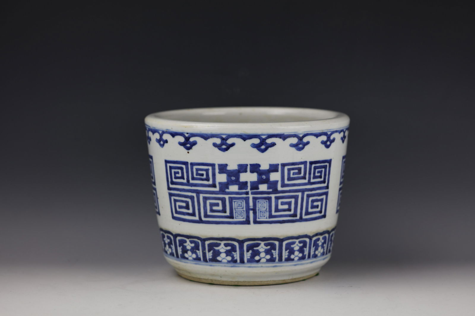 A Blue and White Dragon Pattern Flower Pot (1 of 8)
