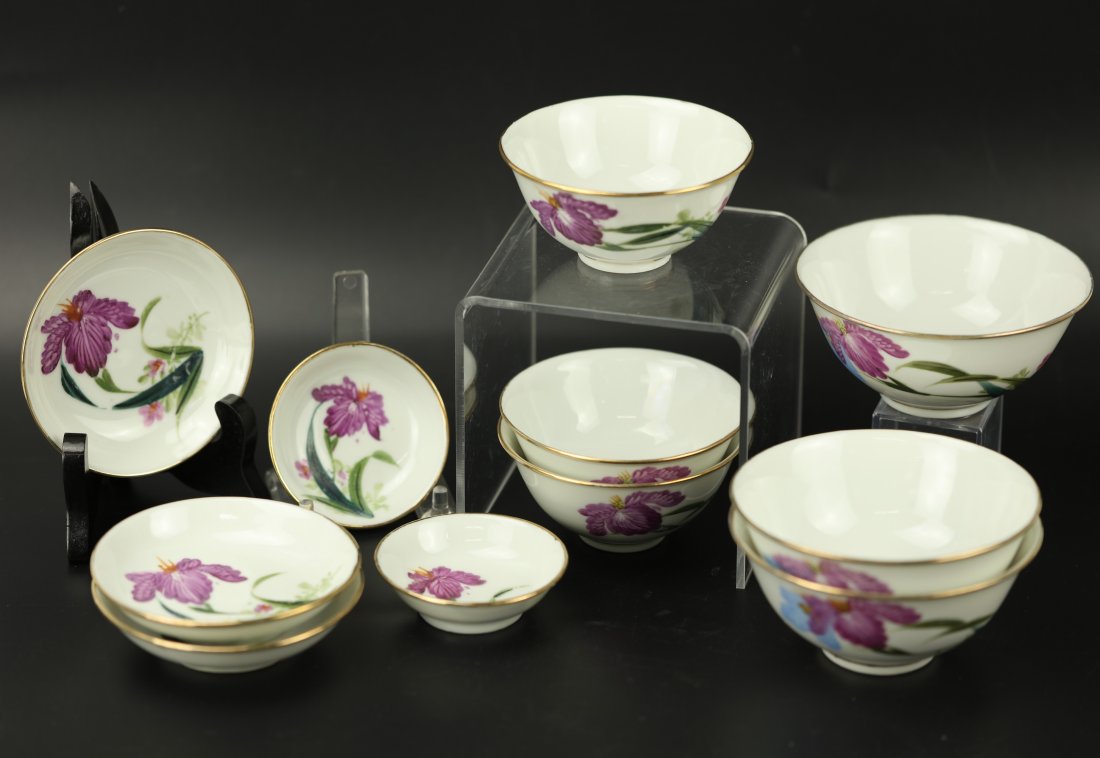 A Group of Purple Floral Porcelain Dinnerware Jiangxi: A Group of Purple Floral Porcelain Dinnerware Jiangxi Jingdezhen Mark. 11 pcs in total.Size