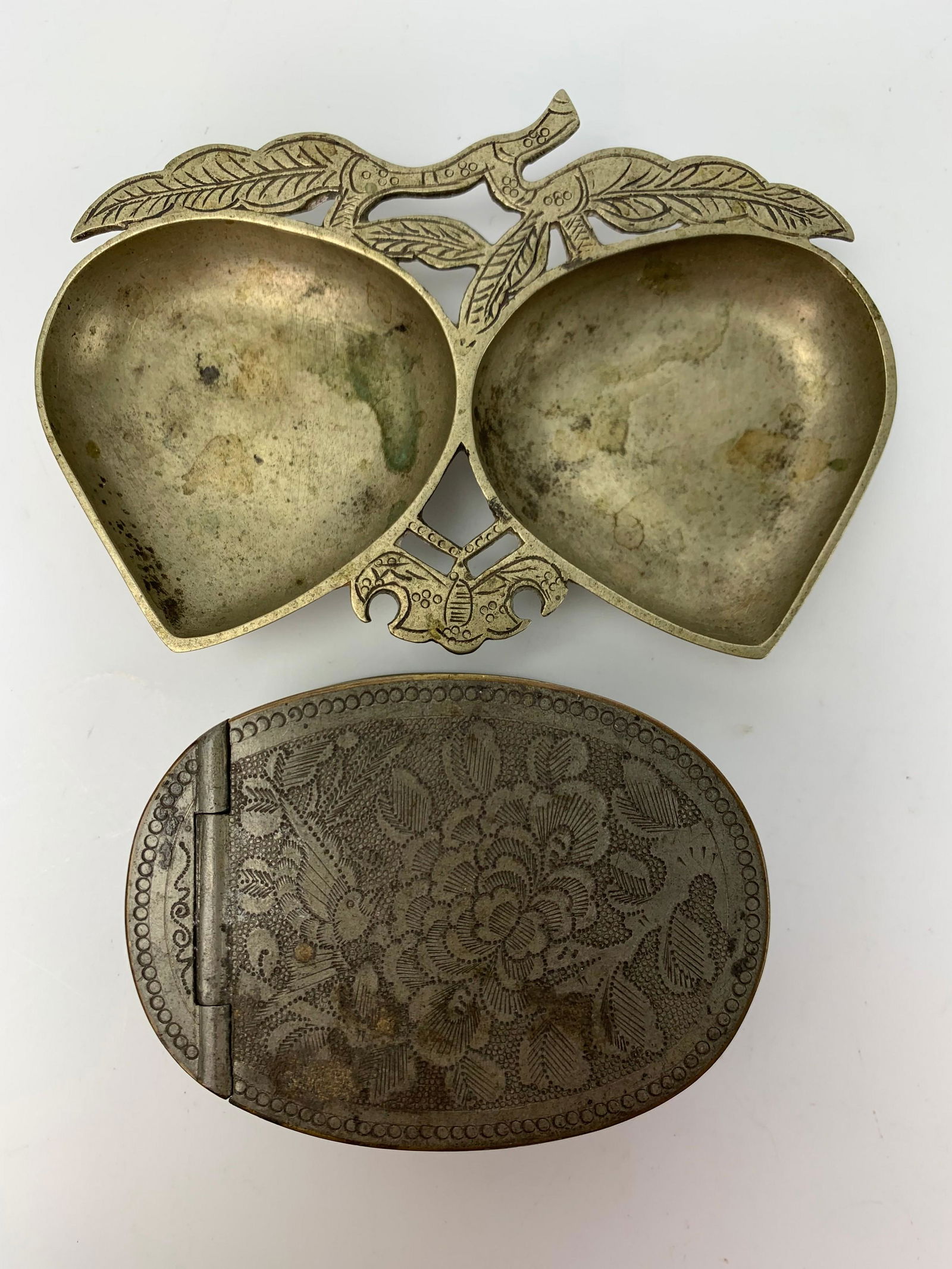 A Tin Cosmetic Powder Case with Mirror and a Peach Mini (1 of 7)